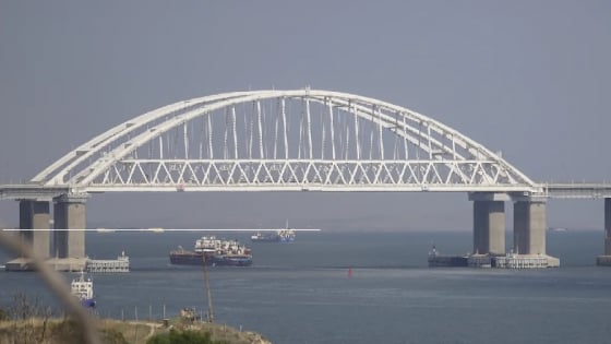 Nổ lớn rung chuyển các sân bay Nga ở Crimea, một kho đạn khổng lồ đang bốc cháy