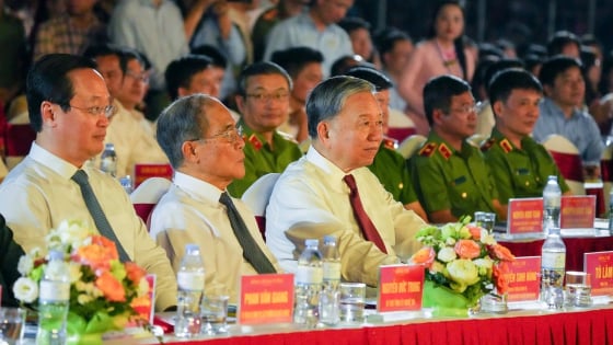 Tổng Bí thư Tô Lâm dự đêm khai hội Làng Sen, khánh thành tượng 'Bác Hồ về thăm quê'
