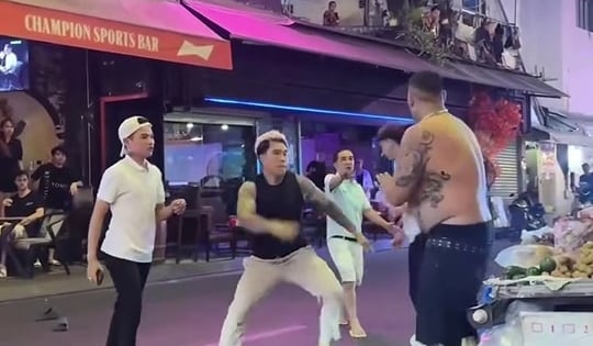 Một người nước ngoài bị nhóm người vây đánh hội đồng ở phố đi bộ Bùi Viện