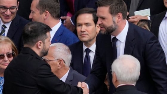 Dậy sóng bức ảnh ông Zelensky và Phó Tổng thống Mỹ Vance bắt tay nhau tại Vatican