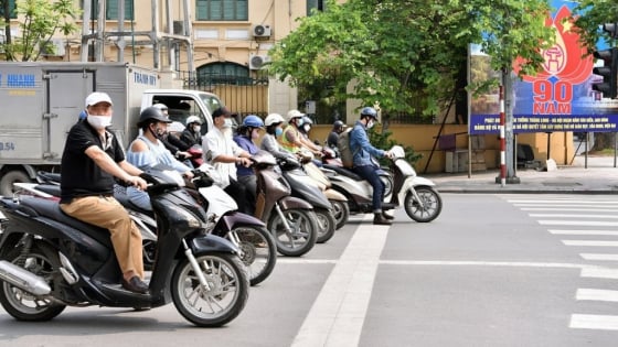 Dừng xe cán vạch bị phạt như vượt đèn đỏ, lo bị phạt oan