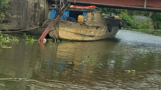 Tài công chạy ghe bầu va đập dầm cầu ở Long An, tử vong  