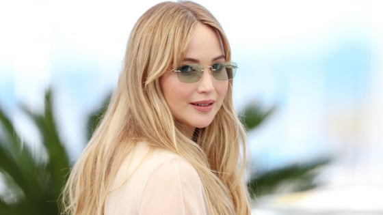 Jennifer Lawrence khỏa thân gây sốc tại LHP Cannes