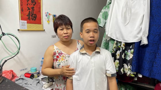 
Nỗi đau tột cùng của vợ chồng nghèo phải bán nhà để chữa bệnh cho hai con
