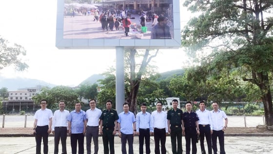 Cụm thông tin điện tử công cộng: Vượt thách thức về địa lý và ngôn ngữ đưa thông tin tới vùng biên giới