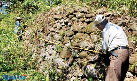 Một làng cổ Quảng Ngãi có kiểu kiến trúc lạ, tìm thấy la liệt hiện vật cổ xưa thế này đây