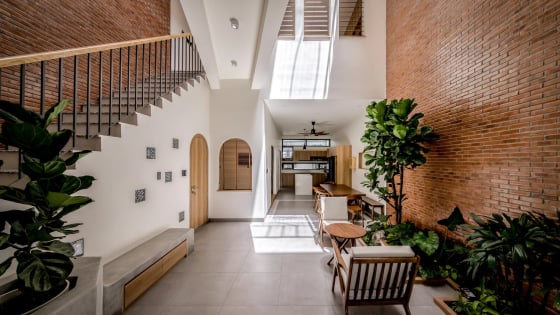 'Home' giữa phố thị: Căn nhà 3 tầng hòa quyện thiên nhiên và phong cách Địa Trung Hải