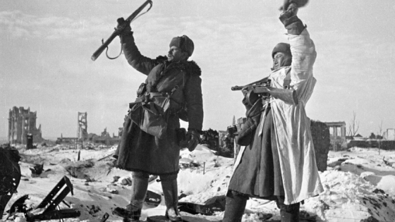 Thảm họa cận kề và cuộc phản công của Liên Xô thay đổi cục diện vào năm 1942 ra sao?