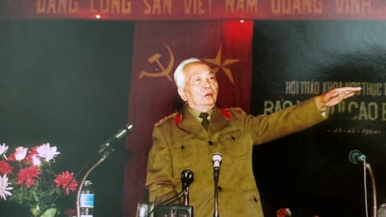 Vĩ nhân nào từng nói: 'Tôi là một vị tướng và là một nhà báo'?