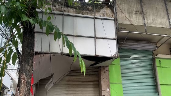 Loạt biển quảng cáo xuống cấp, trơ trụi giữa lòng Hà Nội