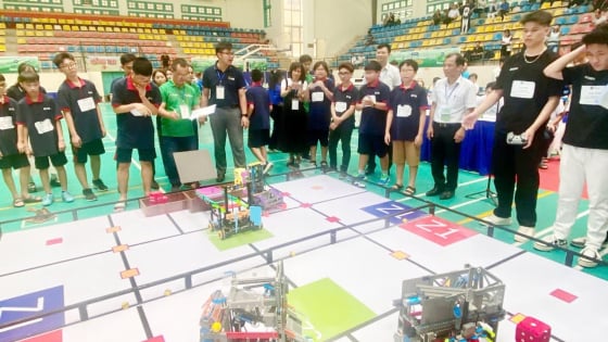 Thầy giáo chia sẻ bí quyết 'vàng' giúp liên minh Hà Nội - Hà Nam giành giải Nhất cuộc thi robot