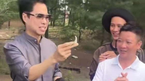 'Ông hoàng nhạc sến' Ngọc Sơn rút đô la Mỹ tặng ê-kip 'Về quê làm giàu' tại Hà Tĩnh