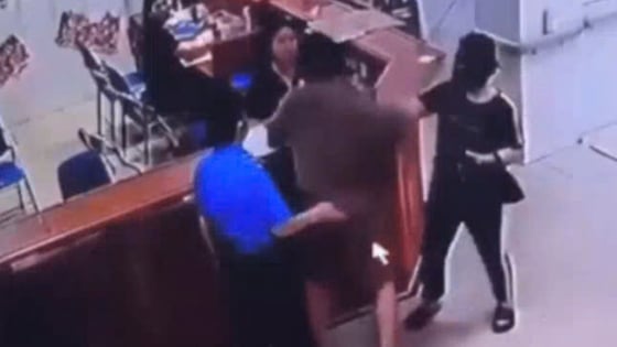 Sau khi bị người đàn ông tấn công, nữ nhân viên y tế ở Nghệ An bị phù nề, đau đầu, choáng váng