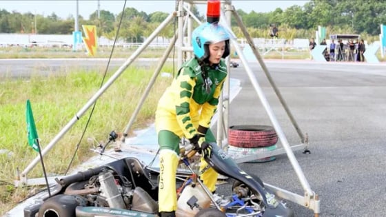 Á hậu Quỳnh Anh va chạm mạnh trên đường đua xe
