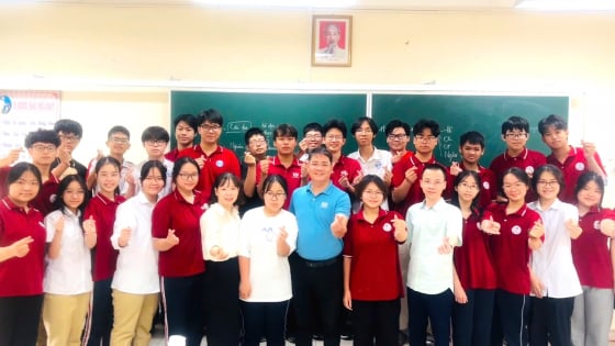 Thầy hiệu trưởng gửi tâm thư đến học sinh thi vào lớp 10 Hà Nội 2025: 'Các con không bao giờ đơn độc'
