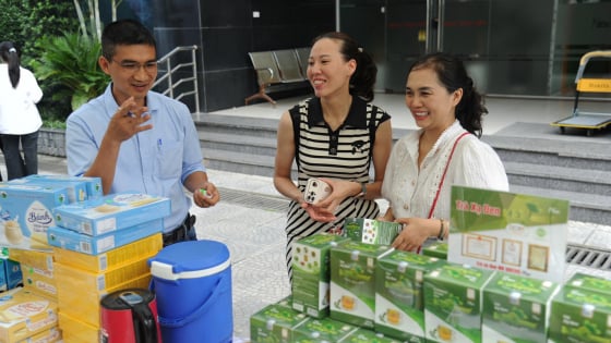 Phiên chợ gây quỹ từ thiện 15 năm Dân Việt: Lan toả yêu thương - gắn kết cộng đồng!