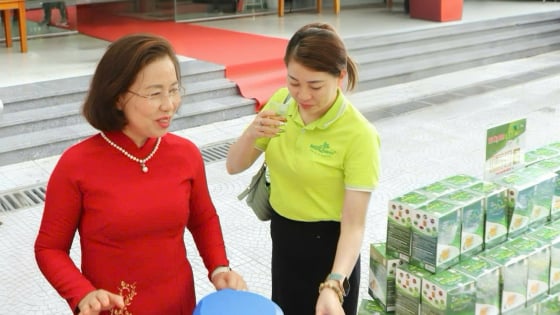 Phiên chợ gây quỹ từ thiện 15 năm Dân Việt: Khi yêu thương được gói ghém trong từng gian hàng
