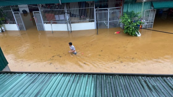 Mưa lớn gây sạt lở, ách tắc giao thông, nhiều nhà dân ở Lai Châu chìm trong biển nước