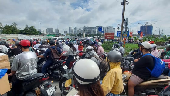 Giao thông ùn ứ kéo dài tại nút giao An Phú ở TP.HCM do cấm xe máy vào đường dẫn cao tốc