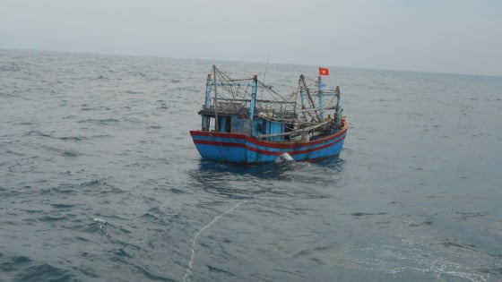Tàu KN 363 cứu tàu cá Đà Nẵng gặp nạn trong bão số 1