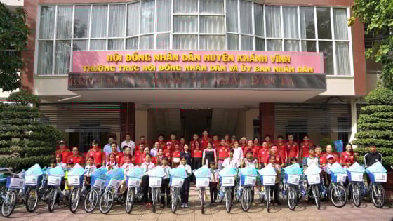  Chi hội Nhà báo Văn phòng đại diện, Thường trú tại Khánh Hòa mang niềm vui đến với em có hoàn cảnh khó khăn