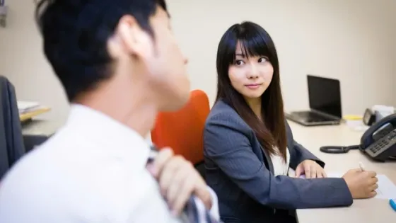 Về nhà đột xuất, nữ nhân viên phát hiện sếp đang nằm trên giường của mình