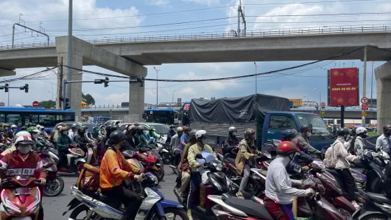 Người dân than phiền kẹt xe cuối tuần ở TP.HCM: “Ra đường là ngán”