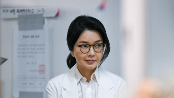 Cựu Đệ nhất phu nhân Hàn Quốc bị tước hết bằng cấp vì đạo văn?