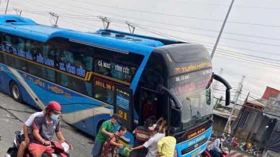 Xe khách giường nằm tông, leo lên dải phân cách trên đường Lê Đức Anh,  ùn ứ xe một đoạn dài