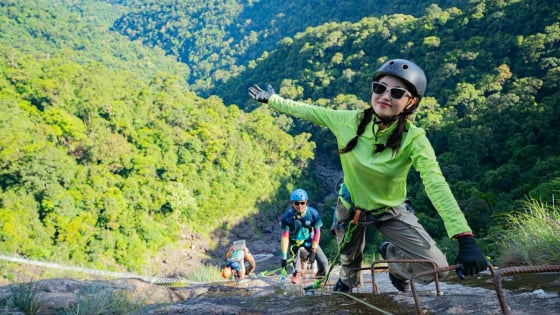 Leo thẳng đứng, lơ lửng giữa trời: Vì sao giới trẻ vẫn “lao mình” dù căng thẳng đến từng tế bào thần kinh?