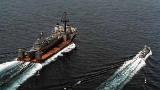 'Giống như một vụ đánh bom tự sát': Iran dọa biến eo biển Hormuz thành cái bẫy chết chóc cho lực lượng Mỹ