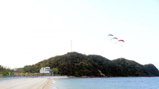 Một nơi ở Quảng Ninh gọi là đảo Đá Dựng, cách bờ biển 12km, người ta đang ra xem