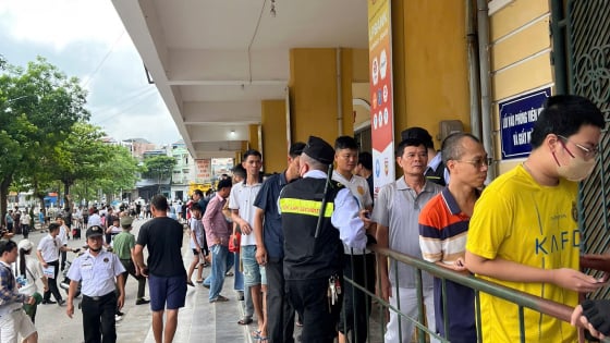 Đầu giờ trưa, hàng vạn CĐV Nam Định đã vây kín sân Thiên Trường