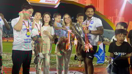 Vợ chồng Nguyễn Xuân Son ăn mừng cup vô địch cùng Thép xanh Nam Định