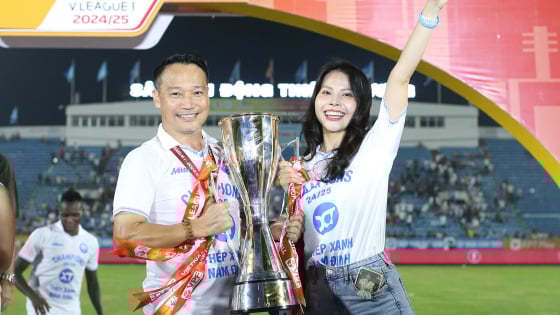 Nâng cúp cùng vợ sắp cưới xinh đẹp, HLV Vũ Hồng Việt nói gì về chức vô địch V.League 2024/2025?