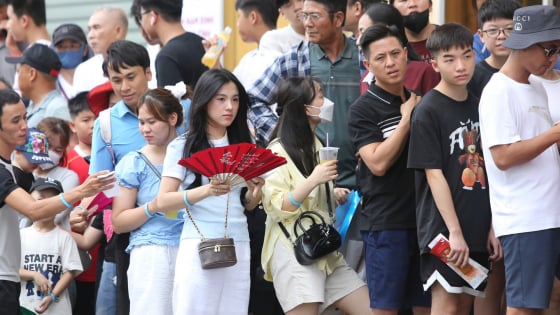 'Gái xinh' và biển người đổ về Thiên Trường, 'tiếp lửa' ngày Thép xanh Nam Định nâng cao cúp vô địch