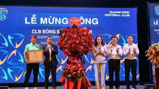 Phó Chủ tịch UBND tỉnh Quảng Ninh chỉ đạo tháo gỡ khó khăn cho CLB Bóng đá Quảng Ninh ngay tại lễ mừng công
