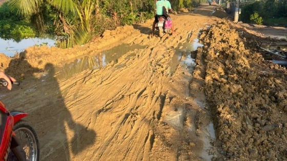 Bến Lức (Long An): Người và xe như “đánh vật” với bùn đất khi qua đường kênh Rạch Nổ vì thi công dang dở