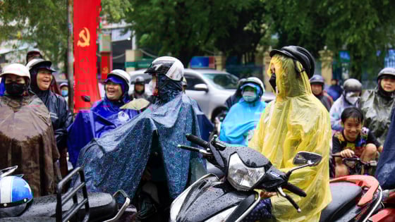  Hàng trăm phụ huynh lặng lẽ đội mưa chờ con thi 
