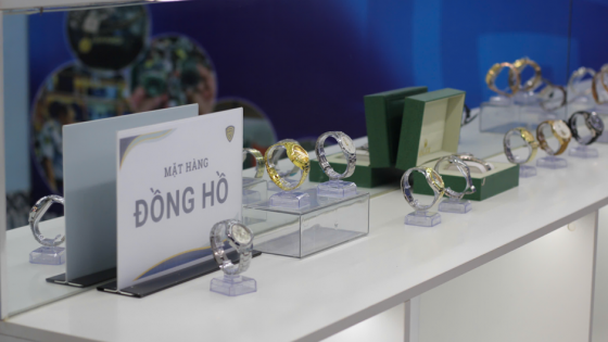 Túi xách Chanel, đồng hồ Rolex bày bán tại Saigon Square lên kệ 'hàng giả mẫu'