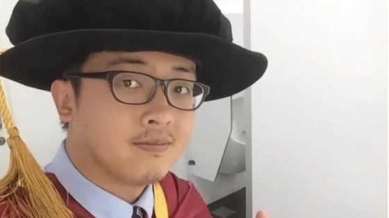 Chàng shipper là cử nhân của 4 trường đại học danh giá, trong đó có Đại học Oxford