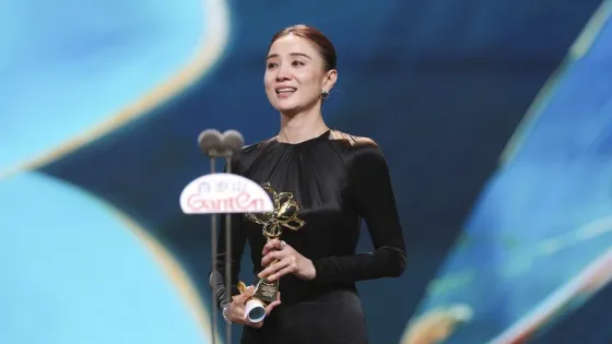 Phần thưởng xứng đáng dành cho 'đối thủ' của Lưu Diệc Phi