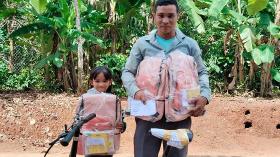 
'Cảm ơn Báo Dân Việt giúp con tôi không phải lội bộ đến trường'