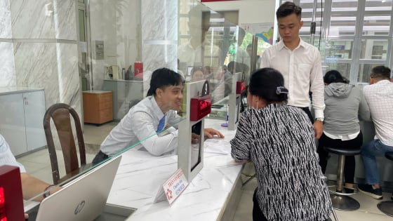 Người dân đến phường Sài Gòn làm thủ tục từ sớm, cơ sở vật chất hiện tại vẫn cần bổ sung thêm trong thời gian tới