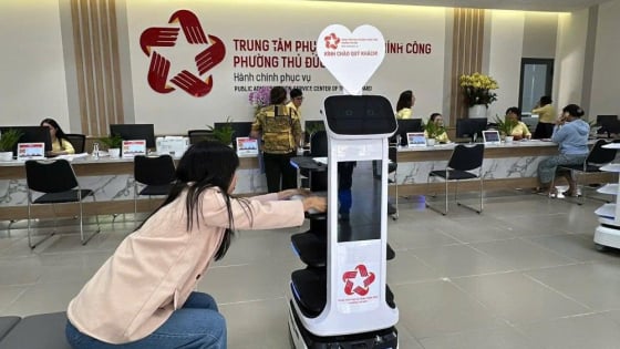 Robot “đi làm” ở phường Thủ Đức, hỗ trợ làm thủ tục hành chính nhanh gọn lẹ, phát số thứ tự, phát nước uống cho người dân