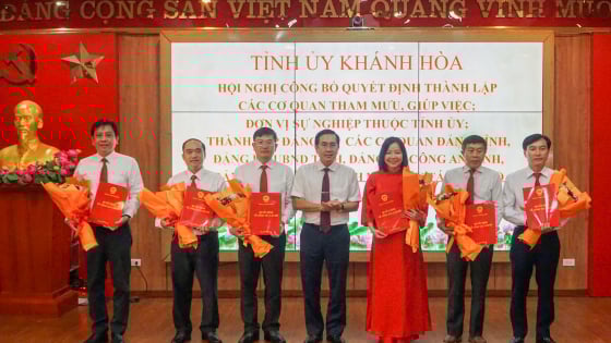 Công bố các quyết định nhân sự lãnh đạo các cơ quan thuộc Tỉnh ủy Khánh Hòa