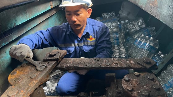 Trung tâm dịch vụ Hậu cần-Kỹ thuật đảo Trường Sa (Khánh Hòa) khắc phục tàu cá và tặng cờ cho ngư dân
