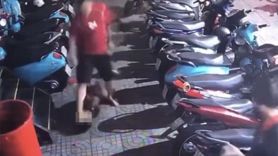 Xác minh clip người đàn ông liên tục đánh, dùng chân đạp vào đầu 2 thiếu niên
