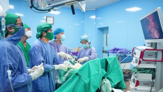 Khó thở, tức ngực vì trong phổi đầy kén khí lớn
