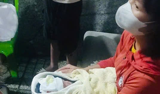 Bé trai sơ sinh được quấn trong túi nhựa, bị bỏ rơi trên đường ở xã Xuân Thới Sơn
